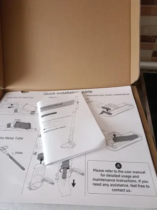 Escoba aspiradora blanca y dorada