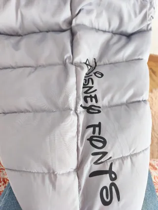 Cazadora gris con capucha de pelo