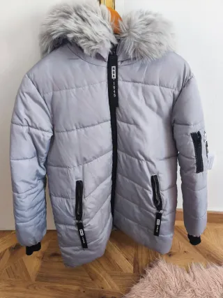 Cazadora gris con capucha de pelo