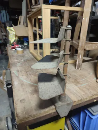 Antiguo soporte expositor metálico