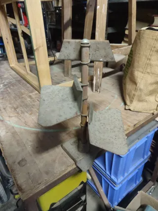 Antiguo soporte expositor metálico