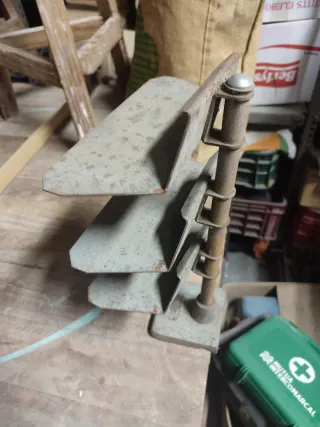 Antiguo soporte expositor metálico