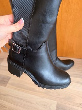 Botas altas negras con hebilla