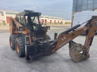 Mini cargadora CASE matriculada con implementos