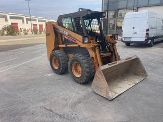 Mini cargadora CASE matriculada con implementos