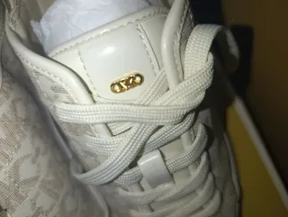 Zapatillas Michael Kors Beige y Blancas