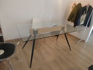 Mesa de cristal con patas de metal y madera