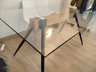Mesa de cristal con patas de metal y madera