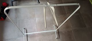 Perchero de pie blanco