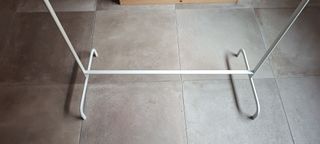 Perchero de pie blanco