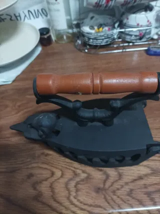 Plancha antigua de carbón hierro fundido