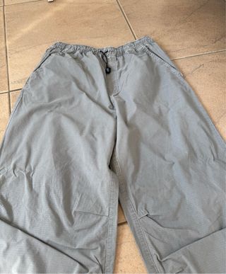 Pantalón ancho gris verde