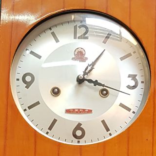 Reloj de pared antiguo de campana