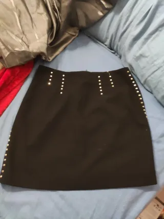 Falda negra con tachuelas