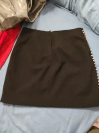 Falda negra con tachuelas