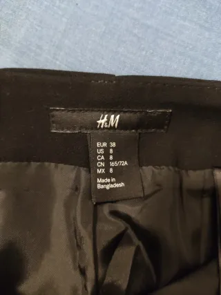 Falda negra con tachuelas