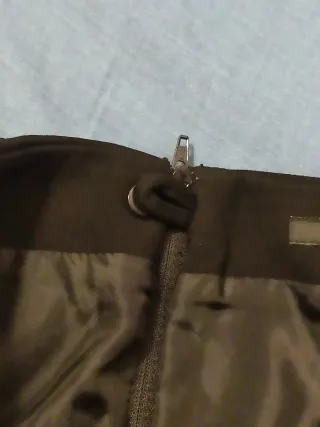 Falda negra con tachuelas