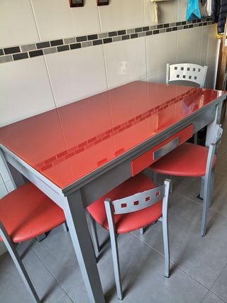 Mesa de cocina cristal rojo y metal