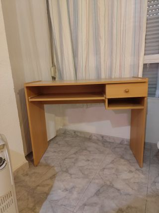 Escritorio de madera claro