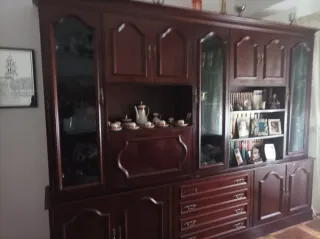 Mueble de salón de madera oscura