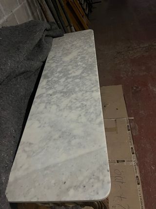 Aparador de madera y mármol dorado