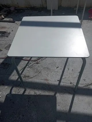 Tavolo e sedie da terrazzo in metallo