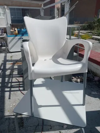 Tavolo e sedie da terrazzo in metallo