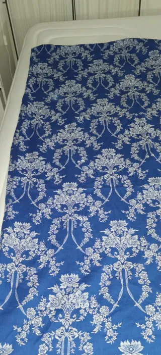 Tela antigua floral azul y blanco