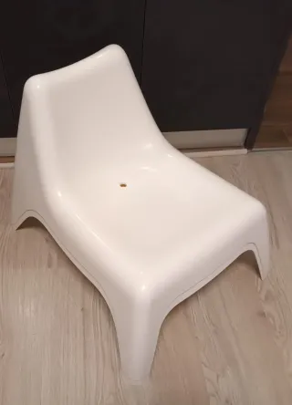 1 Silla infantil blanca de plástico