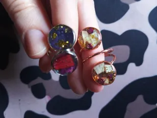 Anillos,collares,llaveros y pinzas con flores