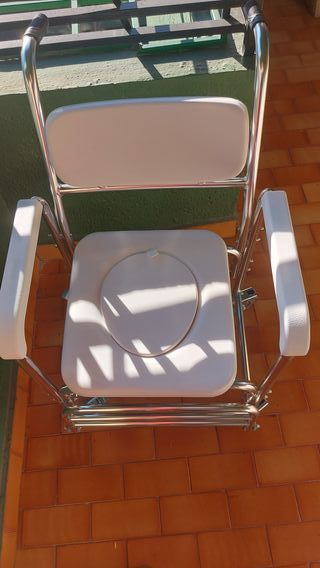Silla de baño con ruedas