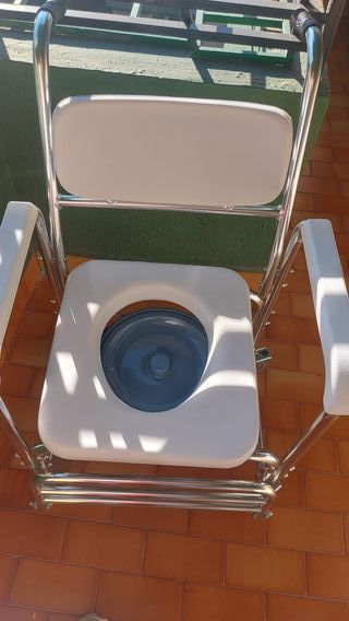 Silla de baño con ruedas
