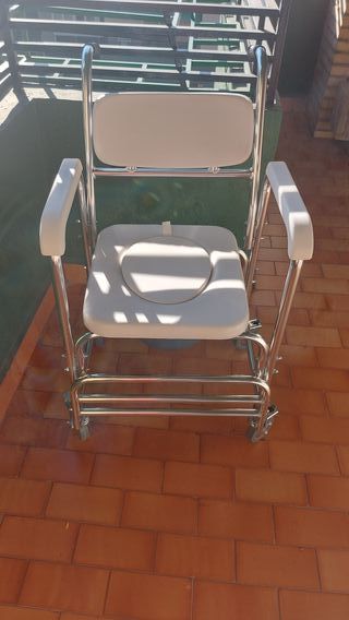 Silla de baño con ruedas