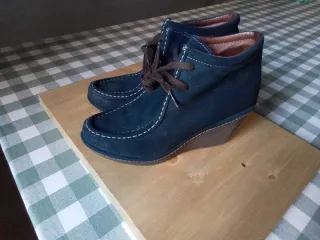 Zapatos abotinados de piel con cuña de goma