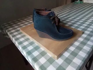 Zapatos abotinados de piel con cuña de goma
