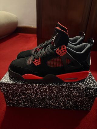 Jordan 4 Retro Thunder Negro Rojo