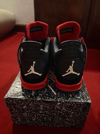 Jordan 4 Retro Thunder Negro Rojo