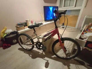 Bicicleta infantil rosa y blanca