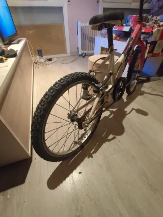 Bicicleta infantil rosa y blanca