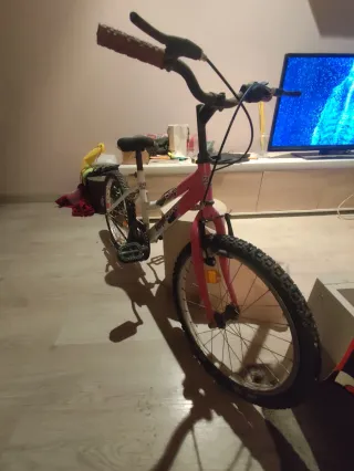 Bicicleta infantil rosa y blanca
