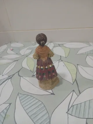 Figura antigua huertana con flores