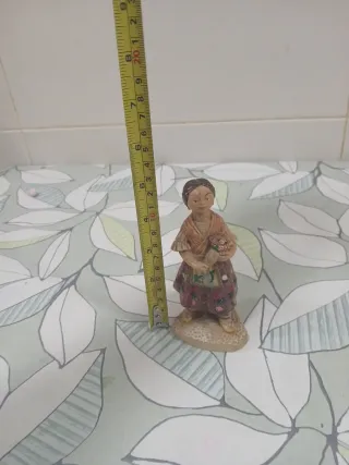 Figura antigua huertana con flores
