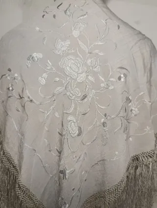 ANTIGUO MANTÓN ISABELINO SEDA BORDADA