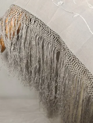 ANTIGUO MANTÓN ISABELINO SEDA BORDADA