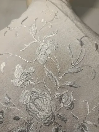 ANTIGUO MANTÓN ISABELINO SEDA BORDADA