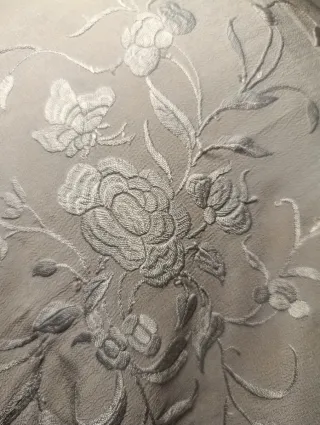 ANTIGUO MANTÓN ISABELINO SEDA BORDADA