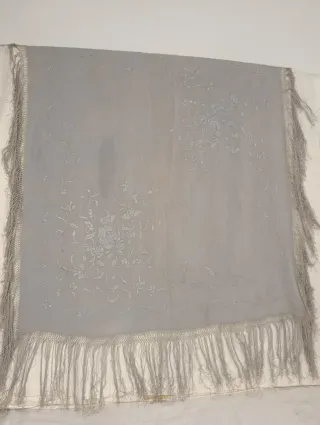 ANTIGUO MANTÓN ISABELINO SEDA BORDADA