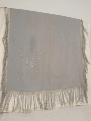 ANTIGUO MANTÓN ISABELINO SEDA BORDADA