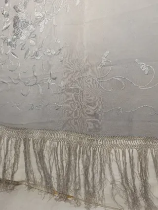 ANTIGUO MANTÓN ISABELINO SEDA BORDADA