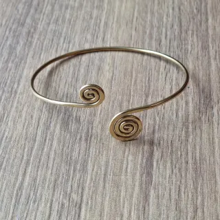 Bracciale da braccio dorato con spirali